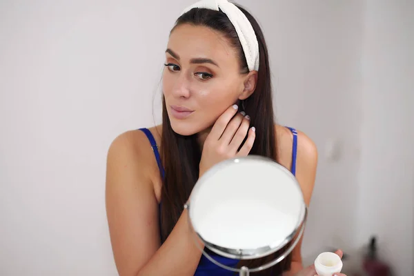 Schönes Mädchen mit natürlichem Make-up zu Hause Schönheits- und Hautpflegekonzept — Stockfoto