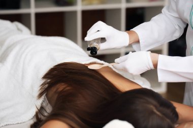 Güzellik ve kaplıca konsepti - masaj masasında uzanan mutlu kadın