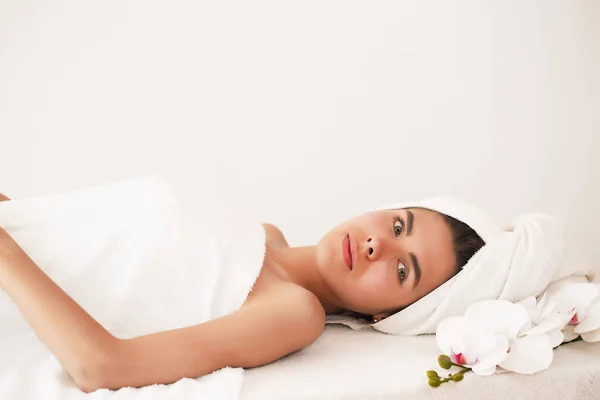 Young woman enjoying massage in spa salon — Stock Photo, Image