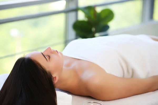Mooie jonge vrouw ontspannen tijdens traditionele Thaise massage in spa en wellness centrum — Stockfoto