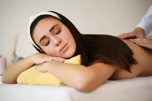 Mooie jonge vrouw ontspannen tijdens traditionele Thaise massage in spa en wellness centrum — Stockfoto