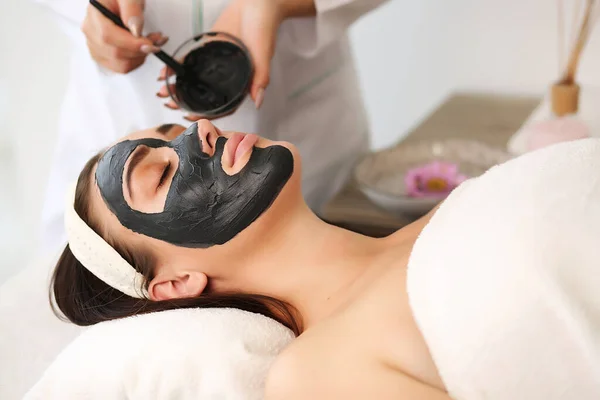 Konsep spa. Wanita muda dengan masker wajah bergizi di salon kecantikan, tutup — Stok Foto