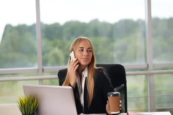 Nowoczesny biznes kobieta w biurze blondynka — Zdjęcie stockowe