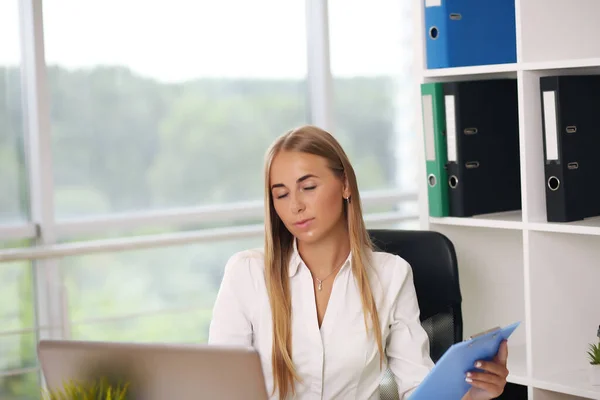 Uma mulher focada a trabalhar no computador. Antecedentes para startup de escritório — Fotografia de Stock