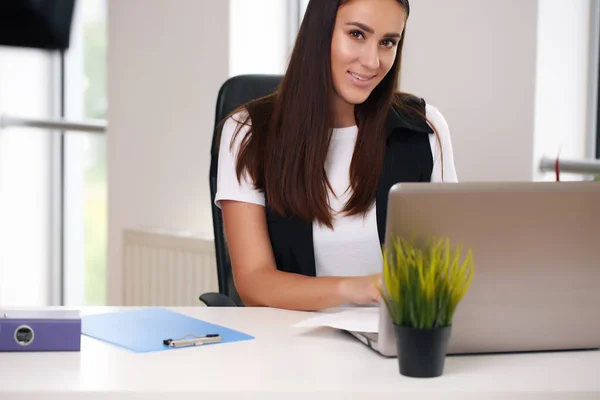 Piękny młody bizneswoman siedzi w nowoczesny biuro, brunetki — Zdjęcie stockowe