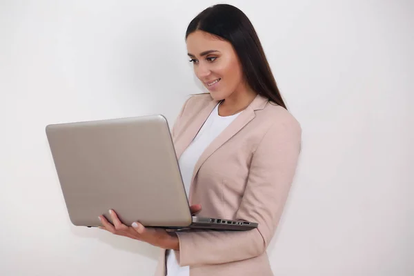 Menina sorrindo atraente trabalhando no computador portátil — Fotografia de Stock