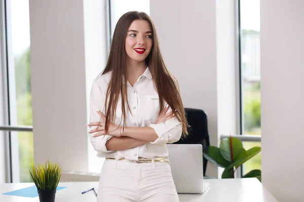 Empresária feliz apoiando-se na mesa no escritório, escritório europa — Fotografia de Stock