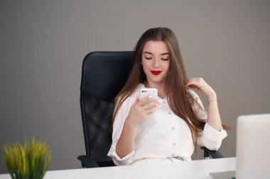 Güzel kız proje planı ve konsepti geliştirir. İş kadını.