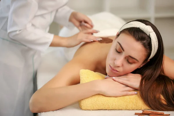 Massage en lichaamsverzorging. Spa lichaamsmassage. vrouw het hebben van massage in spa. — Stockfoto