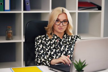 Evden çalışıyorum. Masada takım elbiseli güzel bir kız,