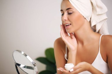 Güzel spa kızı. Yüzüne dokunmak. güzellik ve sağlık