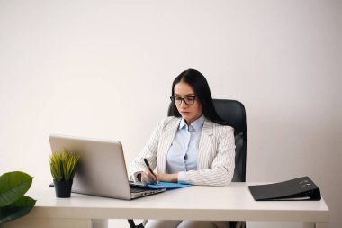 Çoklu görev ve emek isteyen bir kadın.