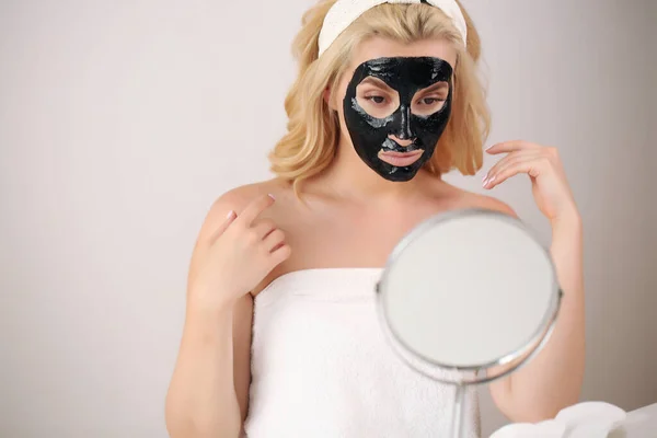 Happy girl applying facial mask - Νεαρή γυναίκα με περιποίηση δέρματος spa day - Beauty clean treatment day και αισθητική έννοια προϊόντων — Φωτογραφία Αρχείου