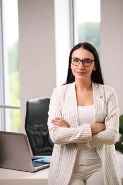 Ev ofisi onun çalıştığı yer.