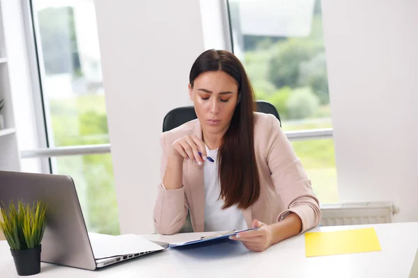 Bizneswoman Piękna modelka. Pewny siebie pracownik biurowy. — Zdjęcie stockowe