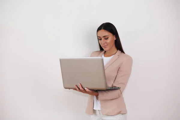 Jovem mulher de negócios hispânica. segurando laptop, fundo branco — Fotografia de Stock