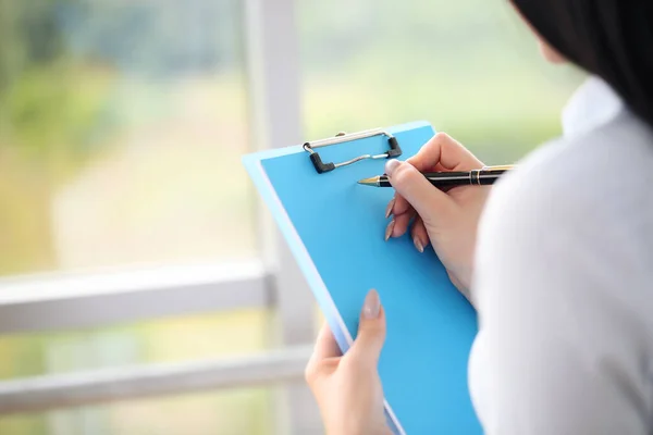 Female hand signing contract.business lady — Stock Photo, Image