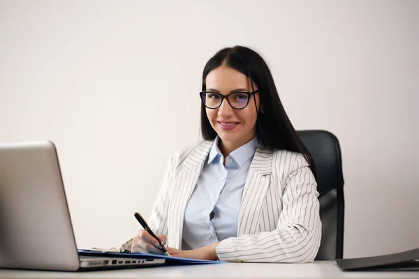 Uma mulher focada a trabalhar no computador. Antecedentes para startup de escritório — Fotografia de Stock