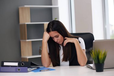 İş yerinde oturan üzgün iş kadını