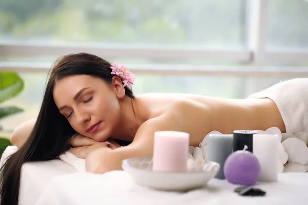 Belle fille européenne reposant relaxant dans un spa avec les yeux fermés. — Photo