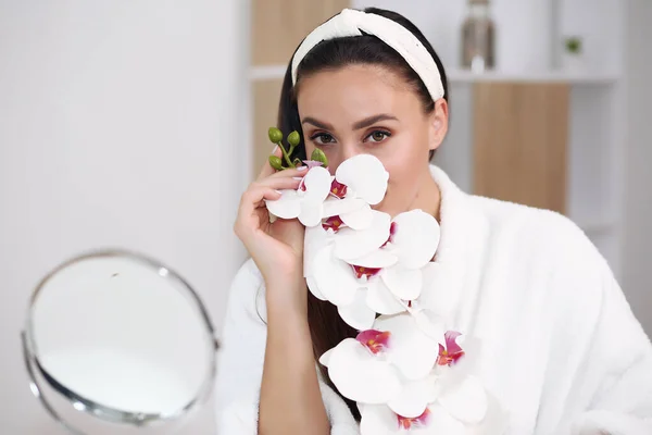 Potret studio seorang wanita muda yang cantik dengan rambut cokelat. Gadis cantik dengan kulit bersih yang segar. — Stok Foto