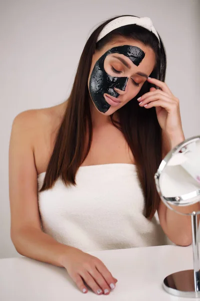 Gyönyörű cserzett nő, hogy fekete maszk az arcon, szépség koncepció — Stock Fotó