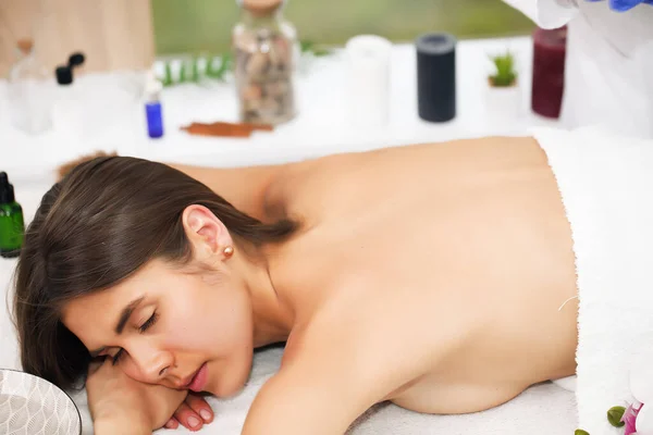 Fiatal gyönyörű nő, aki spa kezelésben részesül a spa szépségszalonban. Wellness masszázs. Szépségszalon. — Stock Fotó