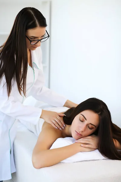 Attractive brunette relaxing with her eyes closed and enjoying spa treatments. — Stock Photo, Image