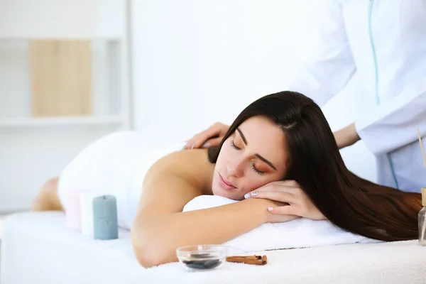 Attractive brunette relaxing with her eyes closed and enjoying spa treatments. — Stock Photo, Image