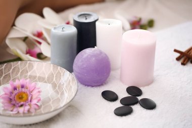 Banyodaki havlu, havlu, deniz taşı, beyaz orkideler için temel mumlar ve spa. Spa ürünleri konsepti belirledi.