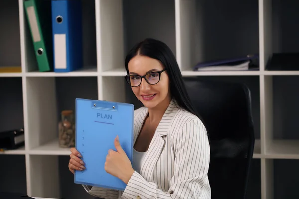 Retrato de jovem empresária bem sucedida no escritório. — Fotografia de Stock