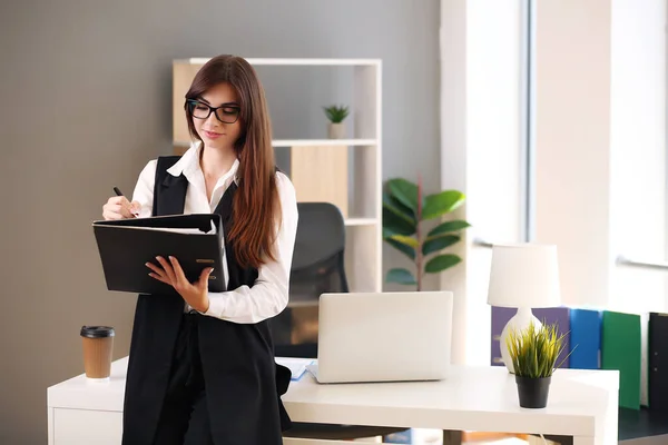 Mulher americana trabalhando laptop. Mulher de negócios ocupada trabalhando no computador portátil no escritório. — Fotografia de Stock