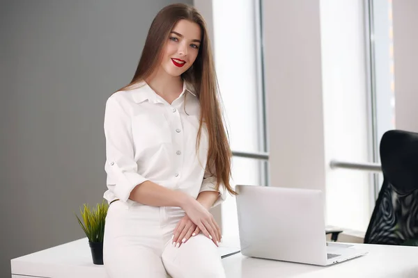 Счастливая деловая женщина, опираясь на стол в офисе, офис Европы — стоковое фото