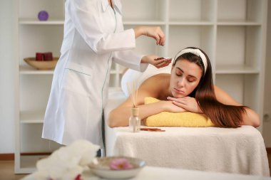 Masaj ve vücut bakımı. Spa vücut masajı. Kaplıcada masaj yaptıran kadın.