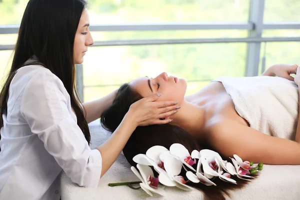 Lichaamsverzorging. Spa lichaamsmassage van vrouwenhanden. vrouw het hebben van massage in spa — Stockfoto