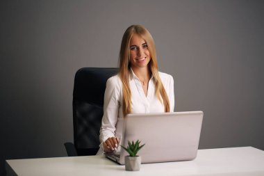 Ofisteki telefonda gülümseyen sarışın sohbetler.