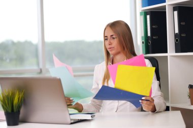 Sarışın büroya kağıt kadın attı, iş konsepti.