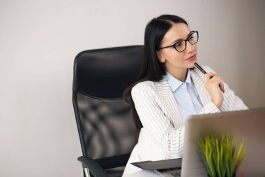 Çoklu görev ve emek isteyen bir kadın.