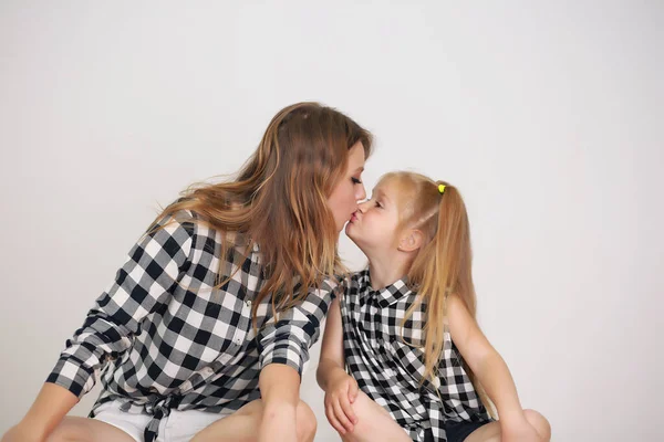 Feliz familia amorosa. Madre y su chica juegan, besan y abrazan. —  Fotos de Stock