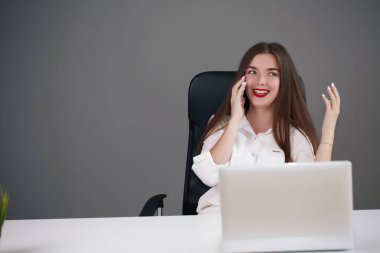 Güzel kız proje planı ve konsepti geliştirir. İş kadını.