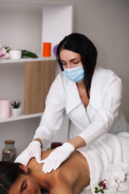 Genç ve güzel iş kadını huzur ve sükuneti bir sağlık merkezinde buluyor. Profesyonellerden kaplıca tedavisi görüyor.