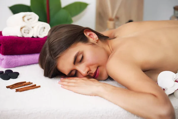 Cura del corpo. Spa massaggio corpo europeo donne mani trattamento. Donna con massaggio in spa — Foto Stock