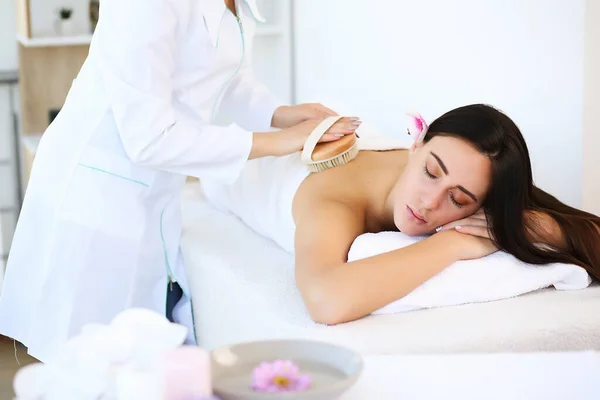 Frau genießt während einer Rückenmassage im Wellnessbereich. — Stockfoto