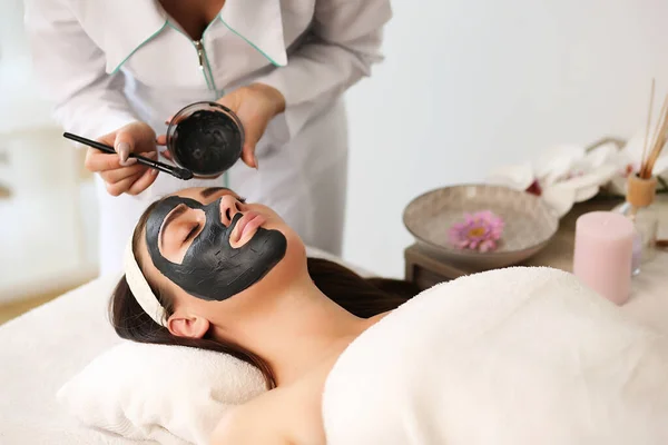 Konsep spa. Wanita muda dengan masker wajah bergizi di salon kecantikan, tutup — Stok Foto