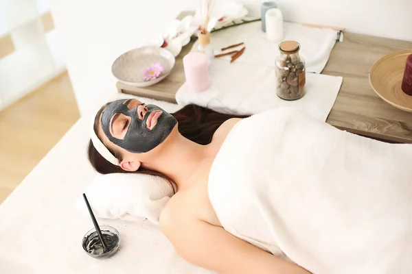 Kosmetische Maske auf dem Gesicht, Brünette bei Behandlungen im Wellnessbereich — Stockfoto