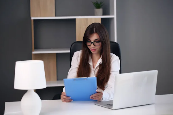 Jovem morena bonita mulher de negócios com laptop no escritório — Fotografia de Stock