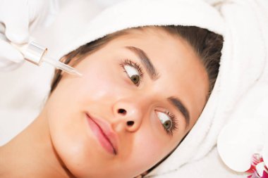 Kız kaplıcada dinleniyor, sırtında havluyla.