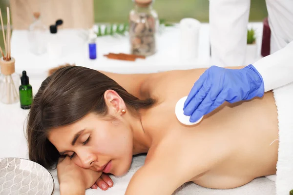 Jonge Kaukasische brunette vrouw besluit om haar dag te beginnen met het trakteren van zichzelf op een ontspannende massage in wellness kliniek. Gezond Lifestyle en Spa Concept. — Stockfoto