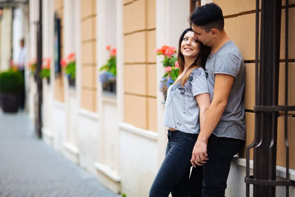 Paare haben Spaß in der Stadt. lviv — Stockfoto