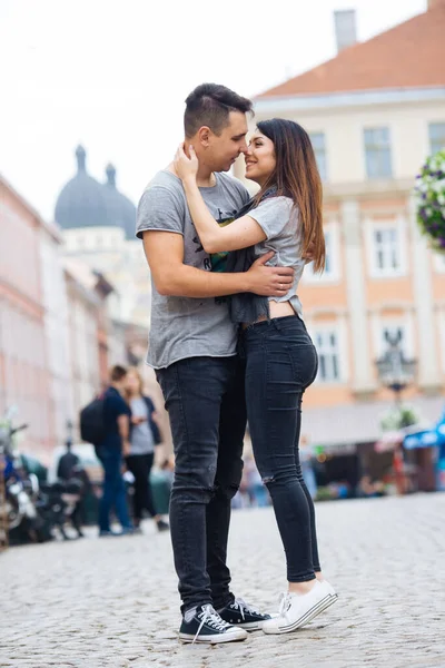 Пара розважається в місті. Львова — стокове фото